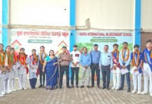 सूर्या सीनियर सेकेंड्री स्कूल में छात्रसंघ का शपथ ग्रहण, डॉ. उदय प्रताप चतुर्वेदी ने दिलाई नेतृत्व व कर्तव्यनिष्ठा की शपथ लोकतांत्रिक मूल्यों को आत्मसात कर आदर्श नेतृत्व का दिया संदेश, निर्वाचित छात्र प्रतिनिधियों को किया सम्मानित