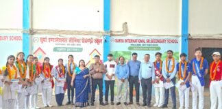 सूर्या सीनियर सेकेंड्री स्कूल में छात्रसंघ का शपथ ग्रहण, डॉ. उदय प्रताप चतुर्वेदी ने दिलाई नेतृत्व व कर्तव्यनिष्ठा की शपथ लोकतांत्रिक मूल्यों को आत्मसात कर आदर्श नेतृत्व का दिया संदेश, निर्वाचित छात्र प्रतिनिधियों को किया सम्मानित