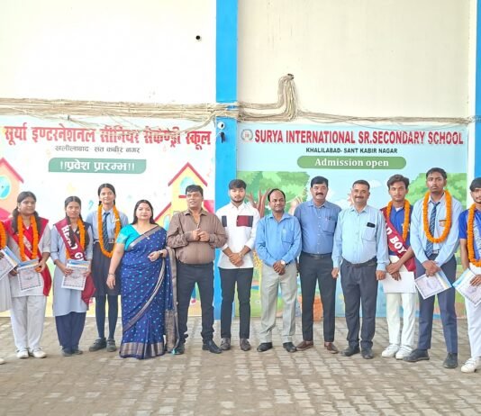 सूर्या सीनियर सेकेंड्री स्कूल में छात्रसंघ का शपथ ग्रहण, डॉ. उदय प्रताप चतुर्वेदी ने दिलाई नेतृत्व व कर्तव्यनिष्ठा की शपथ लोकतांत्रिक मूल्यों को आत्मसात कर आदर्श नेतृत्व का दिया संदेश, निर्वाचित छात्र प्रतिनिधियों को किया सम्मानित