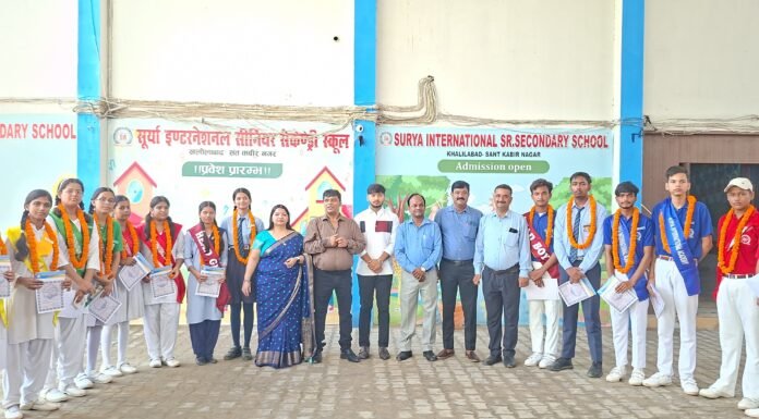 सूर्या सीनियर सेकेंड्री स्कूल में छात्रसंघ का शपथ ग्रहण, डॉ. उदय प्रताप चतुर्वेदी ने दिलाई नेतृत्व व कर्तव्यनिष्ठा की शपथ लोकतांत्रिक मूल्यों को आत्मसात कर आदर्श नेतृत्व का दिया संदेश, निर्वाचित छात्र प्रतिनिधियों को किया सम्मानित