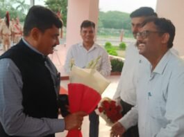 नवागत मंडलायुक्त इंद्र विक्रम सिंह का भव्य स्वागत सर्किट हाउस पहुंचने पर पुष्पगुच्छ भेंट कर अधिकारियों ने किया अभिनंदन, गार्ड ऑफ ऑनर से सम्मानित