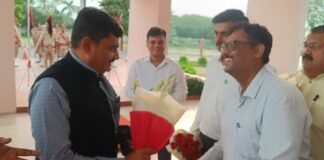 नवागत मंडलायुक्त इंद्र विक्रम सिंह का भव्य स्वागत सर्किट हाउस पहुंचने पर पुष्पगुच्छ भेंट कर अधिकारियों ने किया अभिनंदन, गार्ड ऑफ ऑनर से सम्मानित