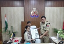 बालिका की कविता में झलका यूपी पुलिस के प्रति सम्मान और विश्वास “उत्तर प्रदेश पुलिस है नाम हमारा” शीर्षक से व्यक्त किया आभार, एसएसपी ने किया सम्मानित