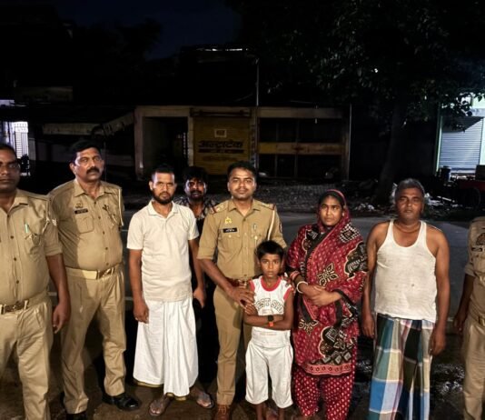 पुलिस की सक्रियता से कुछ ही घंटों में लापता बालक सकुशल बरामद गीडा पुलिस की त्वरित कार्रवाई, चौकी प्रभारी पिपरौली अमरेश सिंह की टीम ने परिजनों को सौंपा बच्चा