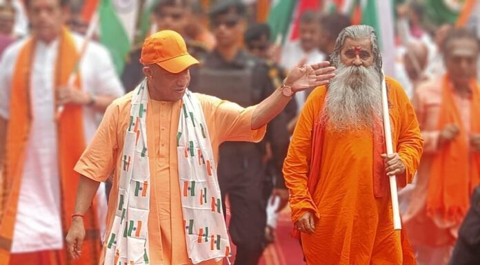 तिरंगा आन-बान और शान का प्रतीक, कभी इसे फहराने के अधिकार के लिए कोर्ट जाना पड़ता था : योगी जी सीएम के नेतृत्व में निकली तिरंगा यात्रा, उमड़ा जनसैलाब; हर घर तिरंगा फहराने का किया आह्वान