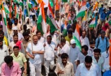 50 मीटर लंबे तिरंगे के साथ निकली भव्य तिरंगा यात्रा पूर्व विधायक राकेश सिंह बघेल ने किया नेतृत्व, जगह-जगह पुष्पवर्षा कर हुआ स्वागत