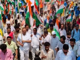 50 मीटर लंबे तिरंगे के साथ निकली भव्य तिरंगा यात्रा पूर्व विधायक राकेश सिंह बघेल ने किया नेतृत्व, जगह-जगह पुष्पवर्षा कर हुआ स्वागत