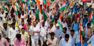 50 मीटर लंबे तिरंगे के साथ निकली भव्य तिरंगा यात्रा पूर्व विधायक राकेश सिंह बघेल ने किया नेतृत्व, जगह-जगह पुष्पवर्षा कर हुआ स्वागत