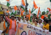निकली भव्य तिरंगा यात्रा, राष्ट्रभक्ति के नारों से गूंजा शहर बैंक चौराहे से मुखलिसपुर चौराहे तक निकली यात्रा, बड़ी संख्या में कार्यकर्ताओं व नागरिकों ने लिया हिस्सा
