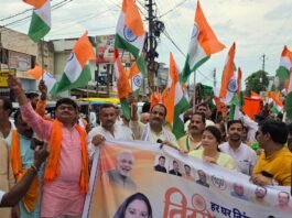 निकली भव्य तिरंगा यात्रा, राष्ट्रभक्ति के नारों से गूंजा शहर बैंक चौराहे से मुखलिसपुर चौराहे तक निकली यात्रा, बड़ी संख्या में कार्यकर्ताओं व नागरिकों ने लिया हिस्सा