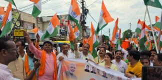 निकली भव्य तिरंगा यात्रा, राष्ट्रभक्ति के नारों से गूंजा शहर बैंक चौराहे से मुखलिसपुर चौराहे तक निकली यात्रा, बड़ी संख्या में कार्यकर्ताओं व नागरिकों ने लिया हिस्सा