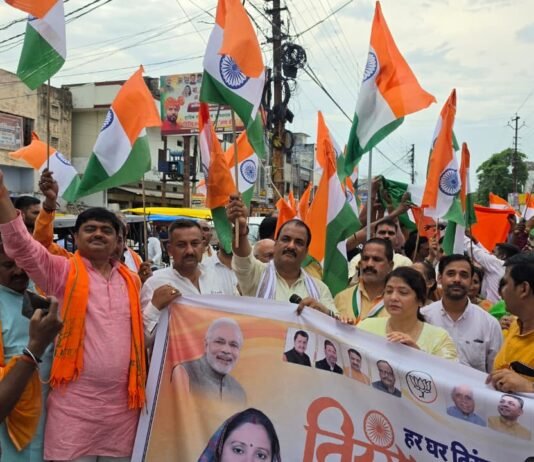 निकली भव्य तिरंगा यात्रा, राष्ट्रभक्ति के नारों से गूंजा शहर बैंक चौराहे से मुखलिसपुर चौराहे तक निकली यात्रा, बड़ी संख्या में कार्यकर्ताओं व नागरिकों ने लिया हिस्सा