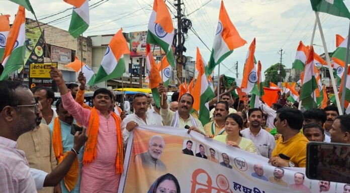 निकली भव्य तिरंगा यात्रा, राष्ट्रभक्ति के नारों से गूंजा शहर बैंक चौराहे से मुखलिसपुर चौराहे तक निकली यात्रा, बड़ी संख्या में कार्यकर्ताओं व नागरिकों ने लिया हिस्सा