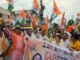 निकली भव्य तिरंगा यात्रा, राष्ट्रभक्ति के नारों से गूंजा शहर बैंक चौराहे से मुखलिसपुर चौराहे तक निकली यात्रा, बड़ी संख्या में कार्यकर्ताओं व नागरिकों ने लिया हिस्सा