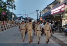 स्वतंत्रता दिवस से पहले गोरखपुर में पुलिस का पैदल मार्च, परखी सुरक्षा व्यवस्था डीआईजी एस. चनप्पा और एसएसपी डॉ. कोस्तुभ ने नगर क्षेत्र का किया भ्रमण, सतर्कता बढ़ाने के निर्देश