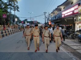 स्वतंत्रता दिवस से पहले गोरखपुर में पुलिस का पैदल मार्च, परखी सुरक्षा व्यवस्था डीआईजी एस. चनप्पा और एसएसपी डॉ. कोस्तुभ ने नगर क्षेत्र का किया भ्रमण, सतर्कता बढ़ाने के निर्देश