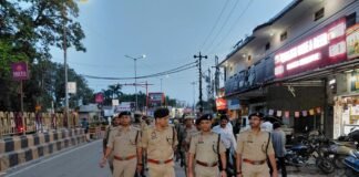 स्वतंत्रता दिवस से पहले गोरखपुर में पुलिस का पैदल मार्च, परखी सुरक्षा व्यवस्था डीआईजी एस. चनप्पा और एसएसपी डॉ. कोस्तुभ ने नगर क्षेत्र का किया भ्रमण, सतर्कता बढ़ाने के निर्देश