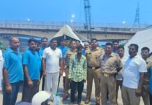 नदी में छलांग लगाने वाले व्यक्ति की पुलिस ने बचाई जान पत्नी से विवाद के बाद उठाया आत्मघाती कदम, पुलिस-पीएसी के संयुक्त रेस्क्यू में सकुशल बाहर निकाला