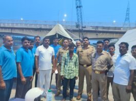 नदी में छलांग लगाने वाले व्यक्ति की पुलिस ने बचाई जान पत्नी से विवाद के बाद उठाया आत्मघाती कदम, पुलिस-पीएसी के संयुक्त रेस्क्यू में सकुशल बाहर निकाला
