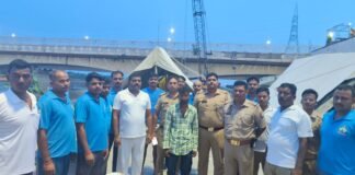 नदी में छलांग लगाने वाले व्यक्ति की पुलिस ने बचाई जान पत्नी से विवाद के बाद उठाया आत्मघाती कदम, पुलिस-पीएसी के संयुक्त रेस्क्यू में सकुशल बाहर निकाला