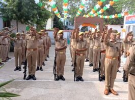 तिरंगे के रंग में सजा कोतवाली थाना, शान से लहराया राष्ट्रध्वज पुलिसकर्मियों ने कर्तव्य, निष्ठा और निष्पक्षता से दायित्व निभाने का लिया संकल्प