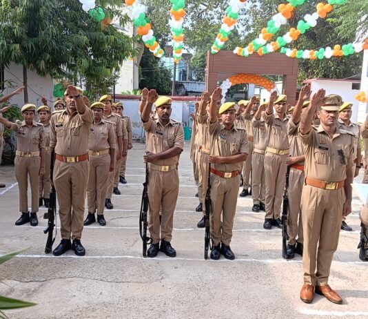 तिरंगे के रंग में सजा कोतवाली थाना, शान से लहराया राष्ट्रध्वज पुलिसकर्मियों ने कर्तव्य, निष्ठा और निष्पक्षता से दायित्व निभाने का लिया संकल्प