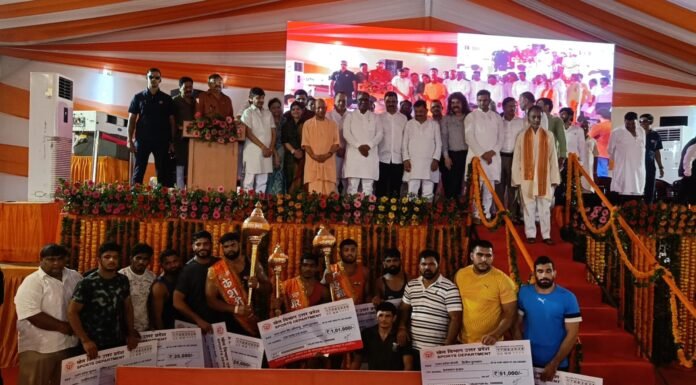 नागपंचमी पर गोरखनाथ मंदिर में गूंजी कुश्ती की हुंकार, सीएम योगी ने विजेताओं को किया सम्मानित साढ़े तीन सौ पहलवानों ने दिखाया दमखम, गांव-गांव खेल सुविधाएं बढ़ाने पर जोर