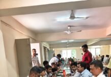बच्चों के बीच पहुंचे मंडलायुक्त, साथ बैठकर खाया भोजन अटल आवासीय विद्यालय में औचक निरीक्षण के दौरान इंद्र विक्रम सिंह ने परखी मेस की गुणवत्ता, पढ़ाई-सुरक्षा और व्यवस्थाओं का लिया जायजा