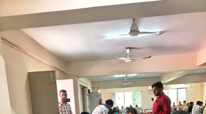 बच्चों के बीच पहुंचे मंडलायुक्त, साथ बैठकर खाया भोजन अटल आवासीय विद्यालय में औचक निरीक्षण के दौरान इंद्र विक्रम सिंह ने परखी मेस की गुणवत्ता, पढ़ाई-सुरक्षा और व्यवस्थाओं का लिया जायजा