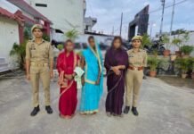 ऑटो में सवारी बनकर बैठीं तीन महिलाओं ने उड़ाई चेन, पुलिस ने दबोचा दाउदपुर चौराहे पर शोर मचाने के बाद पुलिस और राहगीरों ने पकड़ा, चोरी की चेन बरामद