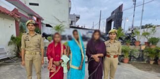ऑटो में सवारी बनकर बैठीं तीन महिलाओं ने उड़ाई चेन, पुलिस ने दबोचा दाउदपुर चौराहे पर शोर मचाने के बाद पुलिस और राहगीरों ने पकड़ा, चोरी की चेन बरामद