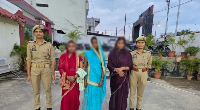 ऑटो में सवारी बनकर बैठीं तीन महिलाओं ने उड़ाई चेन, पुलिस ने दबोचा दाउदपुर चौराहे पर शोर मचाने के बाद पुलिस और राहगीरों ने पकड़ा, चोरी की चेन बरामद