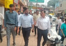 विरासत गलियारे के अधूरे काम पर मंडलायुक्त सख्त, जल्द पूरा करने के निर्देश नाले के बाहर बिखरे फाइबर तार और अधूरे भवन देख भड़के इंद्र विक्रम सिंह, फिनिशिंग-सफाई पर भी दिया जोर