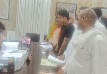 डीएम ने सुनी फरियादियों की समस्याएं, त्वरित और गुणवत्तापूर्ण निस्तारण के निर्देश जनसुनवाई में भूमि विवाद, राजस्व, पुलिस, बिजली, सड़क और पेंशन से जुड़ी शिकायतें पहुंचीं