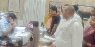 डीएम ने सुनी फरियादियों की समस्याएं, त्वरित और गुणवत्तापूर्ण निस्तारण के निर्देश जनसुनवाई में भूमि विवाद, राजस्व, पुलिस, बिजली, सड़क और पेंशन से जुड़ी शिकायतें पहुंचीं