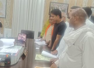 डीएम ने सुनी फरियादियों की समस्याएं, त्वरित और गुणवत्तापूर्ण निस्तारण के निर्देश जनसुनवाई में भूमि विवाद, राजस्व, पुलिस, बिजली, सड़क और पेंशन से जुड़ी शिकायतें पहुंचीं