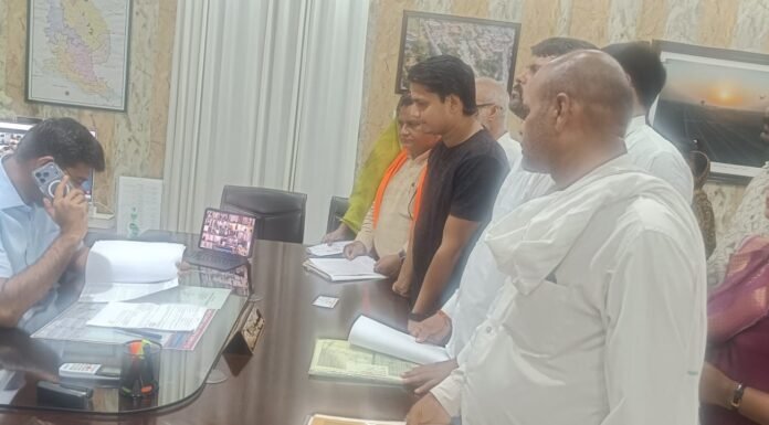 डीएम ने सुनी फरियादियों की समस्याएं, त्वरित और गुणवत्तापूर्ण निस्तारण के निर्देश जनसुनवाई में भूमि विवाद, राजस्व, पुलिस, बिजली, सड़क और पेंशन से जुड़ी शिकायतें पहुंचीं