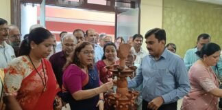 रंगों में दिखी कला की दुनिया, बुद्ध की विरासत से रूबरू हुए दर्शक बौद्ध संग्रहालय में अंतरराष्ट्रीय ललित कला प्रदर्शनी का मंडलायुक्त ने किया उद्घाटन