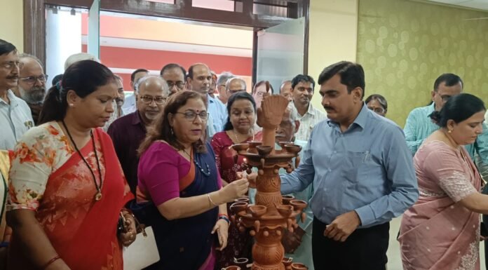 रंगों में दिखी कला की दुनिया, बुद्ध की विरासत से रूबरू हुए दर्शक बौद्ध संग्रहालय में अंतरराष्ट्रीय ललित कला प्रदर्शनी का मंडलायुक्त ने किया उद्घाटन