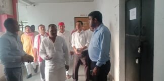 चुनाव से पहले ईवीएम सुरक्षा पर प्रशासन की पैनी नजर डीएम ने राजनीतिक दलों के प्रतिनिधियों संग किया वेयरहाउस का निरीक्षण, डबल लॉक में सुरक्षित हैं मशीनें