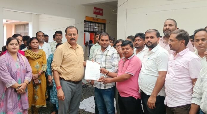 लेखपाल संघ ने एसडीएम को सौंपा ज्ञापन अध्यक्ष राम प्रताप यादव की अध्यक्षता में भ्रष्टाचार ट्रैप कार्रवाई के विरोध में उठाई आवाज
