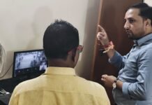बहनों ने डीएम को बांधी राखी, शगुन पाकर खिल उठे चेहरे रक्षाबंधन से पहले बेटियों से आत्मीय संवाद, डीएम ने शिक्षा और सपनों को पूरा करने के लिए किया प्रेरित