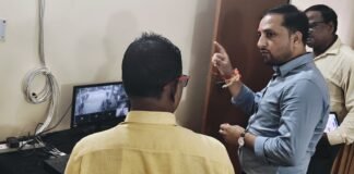 बहनों ने डीएम को बांधी राखी, शगुन पाकर खिल उठे चेहरे रक्षाबंधन से पहले बेटियों से आत्मीय संवाद, डीएम ने शिक्षा और सपनों को पूरा करने के लिए किया प्रेरित