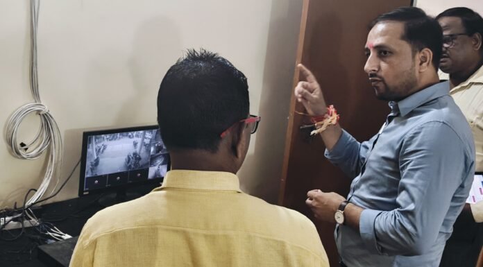 बहनों ने डीएम को बांधी राखी, शगुन पाकर खिल उठे चेहरे रक्षाबंधन से पहले बेटियों से आत्मीय संवाद, डीएम ने शिक्षा और सपनों को पूरा करने के लिए किया प्रेरित