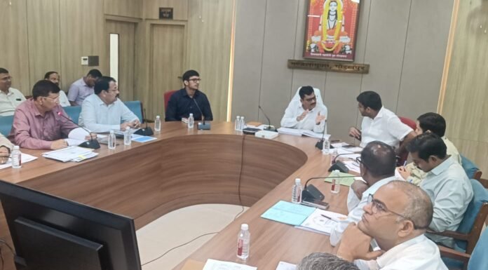 सीएम डैशबोर्ड की रैंकिंग में लापरवाही पर मंडलायुक्त सख्त रेड श्रेणी की परियोजनाओं में देरी पर मांगा जवाब, खराब प्रदर्शन वाले विभागों को सुधार की चेतावनी
