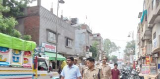बरावफात के जुलूस को लेकर प्रशासन अलर्ट, डीएम-एसएसपी ने परखी सुरक्षा व्यवस्था धर्मशाला से पांडे हाता तक संवेदनशील इलाकों का निरीक्षण, भीड़ नियंत्रण और यातायात व्यवस्था दुरुस्त रखने के निर्देश