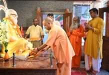 गोरखनाथ मंदिर पहुंचे मुख्यमंत्री योगी आदित्यनाथ गुरु गोरक्षनाथ की पूजा-अर्चना कर ब्रह्मलीन महंत अवैद्यनाथ की समाधि पर टेका माथा