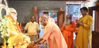 गोरखनाथ मंदिर पहुंचे मुख्यमंत्री योगी आदित्यनाथ गुरु गोरक्षनाथ की पूजा-अर्चना कर ब्रह्मलीन महंत अवैद्यनाथ की समाधि पर टेका माथा