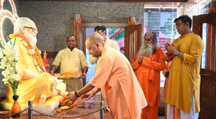 गोरखनाथ मंदिर पहुंचे मुख्यमंत्री योगी आदित्यनाथ गुरु गोरक्षनाथ की पूजा-अर्चना कर ब्रह्मलीन महंत अवैद्यनाथ की समाधि पर टेका माथा