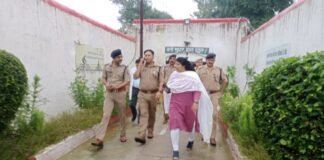 डीएम-एसपी ने जिला कारागार का किया निरीक्षण, व्यवस्थाओं को परखा बैरक, रसोईघर और चिकित्सालय का जायजा, बंदियों से संवाद कर जानी समस्याएं